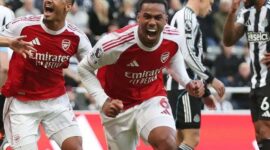 Pemain Arsenal, Gabriel Magalhaes, merayakan gol dramatisnya di menit-menit akhir yang memastikan kemenangan The Gunners 2-1 atas Newcastle United di St. James' Park. (Ist.)