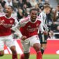 Pemain Arsenal, Gabriel Magalhaes, merayakan gol dramatisnya di menit-menit akhir yang memastikan kemenangan The Gunners 2-1 atas Newcastle United di St. James' Park. (Ist.)