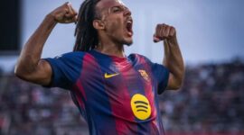 Bek tengah Barcelona, Jules Kounde, merayakan gol kemenangan vital yang ia cetak melawan Real Sociedad, membawa Blaugrana naik ke puncak klasemen La Liga. (Ist.)