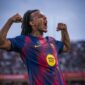 Bek tengah Barcelona, Jules Kounde, merayakan gol kemenangan vital yang ia cetak melawan Real Sociedad, membawa Blaugrana naik ke puncak klasemen La Liga. (Ist.)