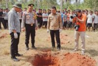 Ilustrasi — Polisi memeriksa makam yang dibongkar orang tak dikenal. (Ist./AI)