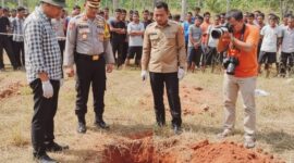 Ilustrasi — Polisi memeriksa makam yang dibongkar orang tak dikenal. (Ist./AI)