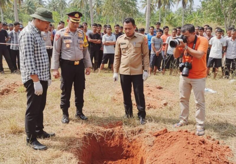 Ilustrasi — Polisi memeriksa makam yang dibongkar orang tak dikenal. (Ist./AI)