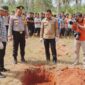Ilustrasi — Polisi memeriksa makam yang dibongkar orang tak dikenal. (Ist./AI)