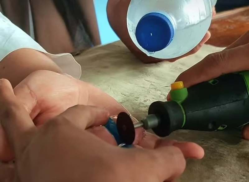 Petugas Damkar Padang menggunakan gerinda mini untuk melepas cincin di jari mahasiswi. (Ist.)