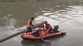 Tim Basarnas dan BPBD mengevakuasi jenazah warga Koto Pulai yang ditemukan di Sungai Kambang, Pesisir Selatan. (Ist.)