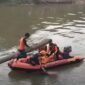 Tim Basarnas dan BPBD mengevakuasi jenazah warga Koto Pulai yang ditemukan di Sungai Kambang, Pesisir Selatan. (Ist.)
