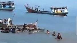 Tim SAR Gabungan mengevakuasi jasad remaja korban terseret ombak di Pantai Sasak, Pasaman Barat. (Ist.)