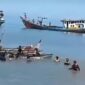 Tim SAR Gabungan mengevakuasi jasad remaja korban terseret ombak di Pantai Sasak, Pasaman Barat. (Ist.)