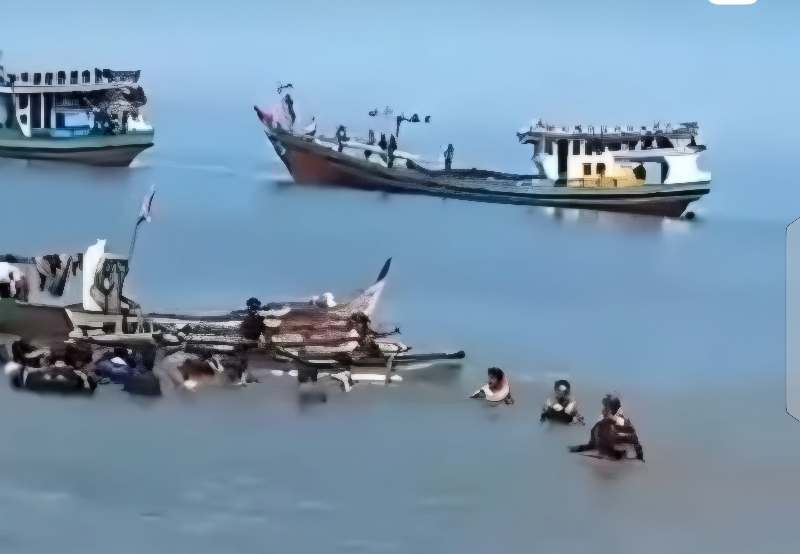 Tim SAR Gabungan mengevakuasi jasad remaja korban terseret ombak di Pantai Sasak, Pasaman Barat. (Ist.)