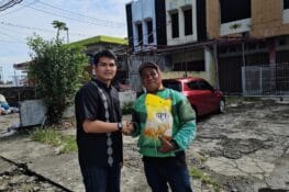 Lisda Hendrajoni Bagikan Ratusan Paket Beras untuk Ojol