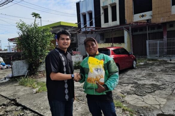 Lisda Hendrajoni Bagikan Ratusan Paket Beras untuk Ojol