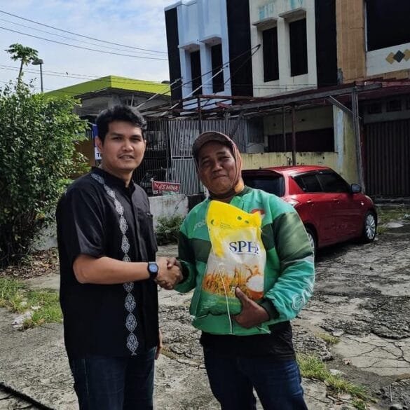 Lisda Hendrajoni Bagikan Ratusan Paket Beras untuk Ojol