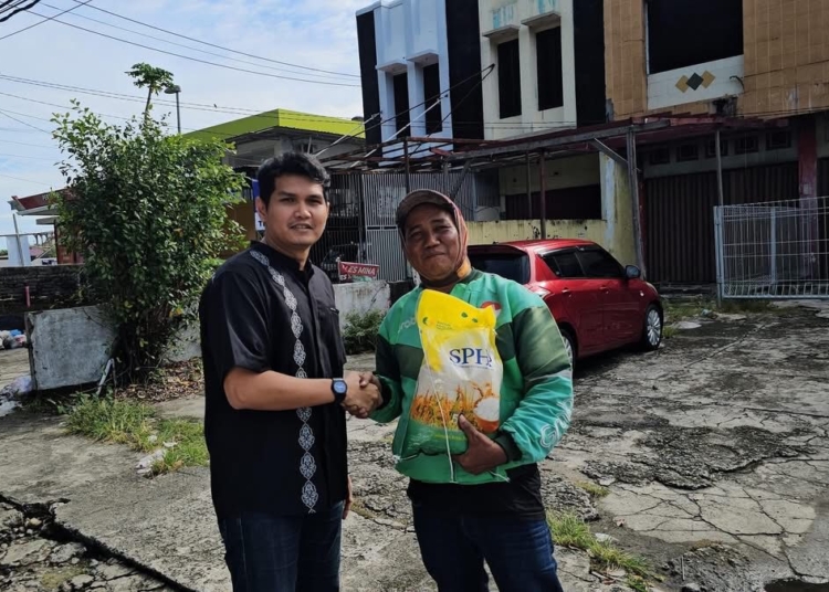 Lisda Hendrajoni Bagikan Ratusan Paket Beras untuk Ojol