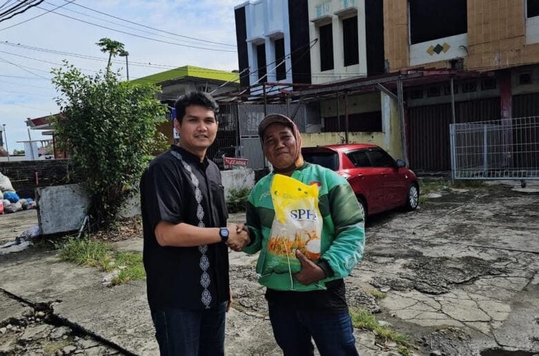 Lisda Hendrajoni Bagikan Ratusan Paket Beras untuk Ojol Lisda Hendrajoni Bagikan Ratusan Paket Beras untuk Ojol