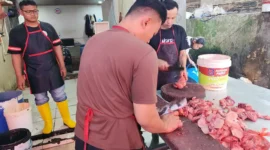 Pedagang ayam di Pasar Ibuah Payakumbuh melayani pembeli, dampak program Makan Bergizi Gratis. (Ist.)