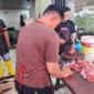 Pedagang ayam di Pasar Ibuah Payakumbuh melayani pembeli, dampak program Makan Bergizi Gratis. (Ist.)