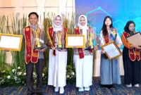 Rahsub Darius (tkiri), siswa SMA Negeri 2 Painan, menunjukkan piala dan piagam setelah dinobatkan sebagai Juara 1 Nasional Pelajar Pelopor KLLAJ 2025 di Jakarta. (Ist.)