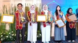 Rahsub Darius (tkiri), siswa SMA Negeri 2 Painan, menunjukkan piala dan piagam setelah dinobatkan sebagai Juara 1 Nasional Pelajar Pelopor KLLAJ 2025 di Jakarta. (Ist.)