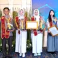 Rahsub Darius (tkiri), siswa SMA Negeri 2 Painan, menunjukkan piala dan piagam setelah dinobatkan sebagai Juara 1 Nasional Pelajar Pelopor KLLAJ 2025 di Jakarta. (Ist.)