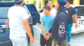 Tim Opsnal Satreskrim Polres Padang Pariaman saat mengamankan pelaku pencurian ponsel dan pengurasan uang rekening, yang berhasil ditangkap di Kuranji Hilir, Kecamatan Sungai Limau, Kabupaten Padang Pariaman, Sabtu (20/9/2025). (Ist.)