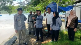 Bupati Pesisir Selatan Hendrajoni meninjau lokasi pembangunan Jembatan Carocok di Pantai Carocok Painan. (Ist.)