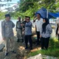 Bupati Pesisir Selatan Hendrajoni meninjau lokasi pembangunan Jembatan Carocok di Pantai Carocok Painan. (Ist.)