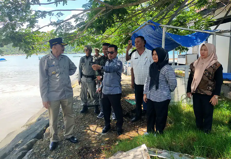 Pembangunan Jembatan Carocok Painan Pariwisata Pessel Bupati dan Wakil Bupati Pesisir Selatan meninjau lokasi pembangunan Jembatan Carocok di Pantai Carocok Painan