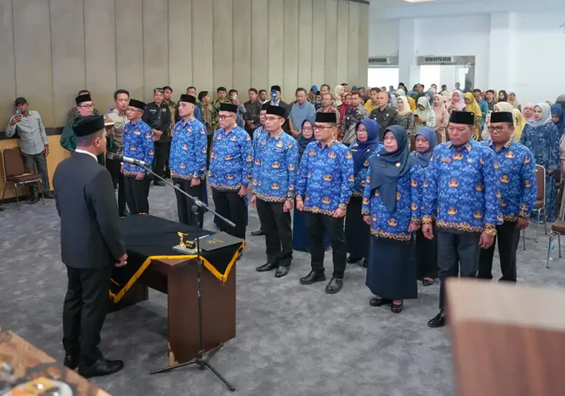 Bupati Solok, Jon Firman Pandu memimpin pelantikan dan pengambilan sumpah 14 pejabat pimpinan tinggi pratama di Aula Gedung C Setda Kabupaten Solok. (Ist.)