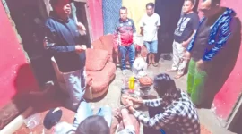 Petugas Satresnarkoba Polres Payakumbuh mengamankan dua orang tersangka peredaran narkoba di Kelurahan Payolansek. (Ist.)