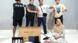 Polres Padang Panjang menangkap wanita RY (44 tahun) yang menipu pria 61 tahun hingga rugi Rp501 juta. Modusnya pura-pura terlilit utang dan tidur di masjid bersama anaknya.