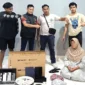 Polres Padang Panjang menangkap wanita RY (44 tahun) yang menipu pria 61 tahun hingga rugi Rp501 juta. Modusnya pura-pura terlilit utang dan tidur di masjid bersama anaknya.