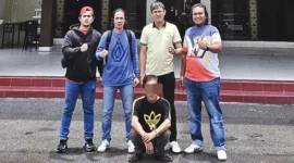 Petugas dari Satreskrim Polres Pesisir Selatan saat mengamankan terduga pelaku penggelapan minyak sawit mentah (CPO) di Batam.