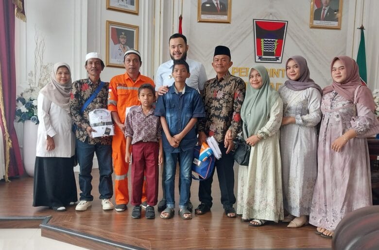 Tiga Petugas DLH dan PUPR Padang Diberangkatkan Umrah Gratis Tiga Petugas DLH dan PUPR Padang Diberangkatkan Umrah Gratis