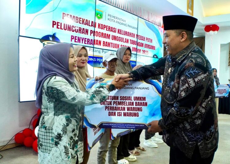 Wako Hendri Luncurkan Tabungan BERSAMA dan Serahkan Bantuan UMKM