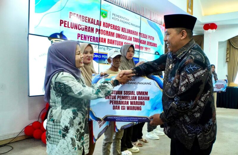 Wako Hendri Luncurkan Tabungan BERSAMA dan Serahkan Bantuan UMKM