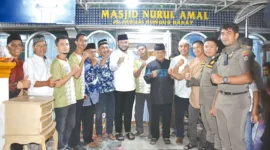 Wali Kota Padang, Fadly Amran (tengah) menghadiri peringatan Maulid Nabi dan memaparkan sejumlah program pembangunan di Bungus Teluk Kabung tahun 2026. (Ist.)