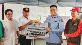 Wakil Bupati Tanah Datar Ahmad Fadly menyerahkan bantuan secara simbolis kepada Wakil Walikota Payakumbuh di posko bencana.