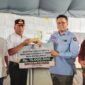 Wakil Bupati Tanah Datar Ahmad Fadly menyerahkan bantuan secara simbolis kepada Wakil Walikota Payakumbuh di posko bencana.