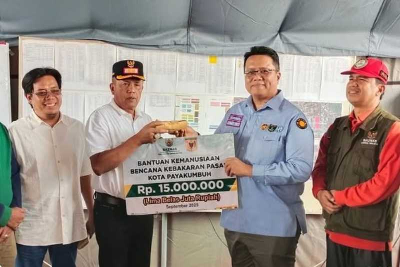 Wakil Bupati Tanah Datar Ahmad Fadly menyerahkan bantuan secara simbolis kepada Wakil Walikota Payakumbuh di posko bencana.