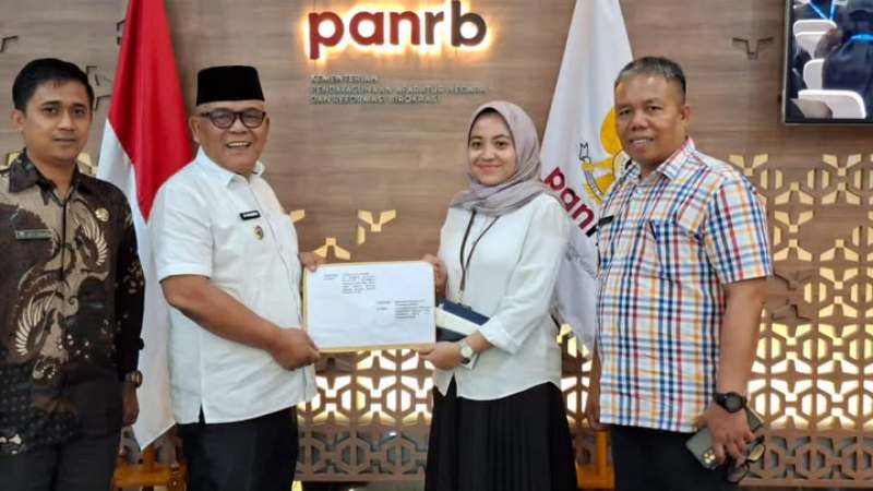 Bupati Pasaman Barat Yulianto menyerahkan langsung usulan pengangkatan tenaga honorer ke Kemenpan RB, Senin (15/9/2025).