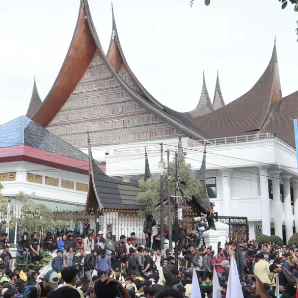 Aksi ‘Sumbar Melawan’: Mahasiswa, Ojol, Guru, hingga Emak-emak Turun ke Jalan