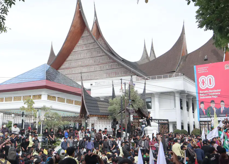 Ribuan mahasiswa dan massa aksi mengepung Gedung DPRD Sumbar dalam aksi “Sumbar Melawan”, Padang, Senin (1/9/2025).