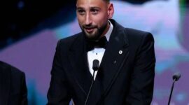 Gianluigi Donnarumma meraih Yashin Trophy 2025 usai sukses antar PSG juara quadruple musim lalu.