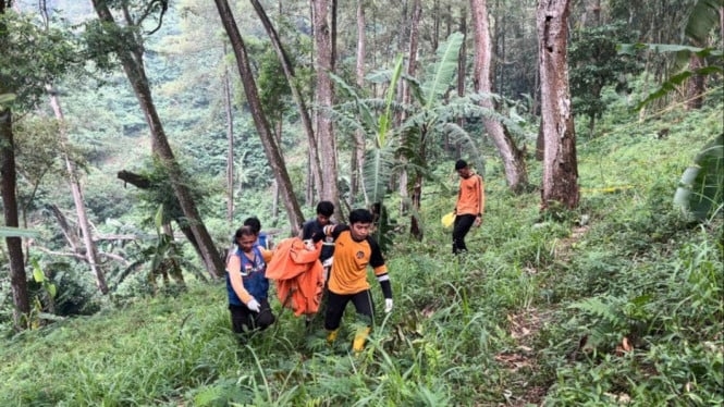 Polisi menemukan potongan tubuh gosong diduga korban mutilasi di jurang Cangar Mojokerto.