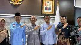 Bupati Limapuluh Kota Safni dan Anggota DPRD Limapuluh Kota, Fajar Vesky, saat bertemu Menteri Sosial Syaifullah Yusuf membahas status Chatib Soelaiman. (Ist.)