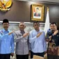 Bupati Limapuluh Kota Safni dan Anggota DPRD Limapuluh Kota, Fajar Vesky, saat bertemu Menteri Sosial Syaifullah Yusuf membahas status Chatib Soelaiman. (Ist.)