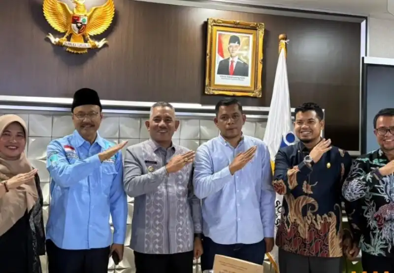 Bupati Limapuluh Kota Safni dan Anggota DPRD Limapuluh Kota, Fajar Vesky, saat bertemu Menteri Sosial Syaifullah Yusuf membahas status Chatib Soelaiman. (Ist.)