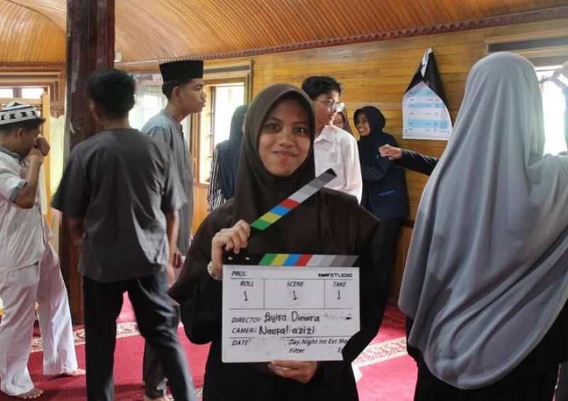 Santri Pesantren Kauman Padang Panjang saat proses produksi film “Deadline” di Masjid Asasi Sigando.