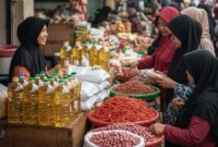 Ilustrasi - Pedagang bahan pokok melayani pembeli di pasar tradisional Kota Padang.